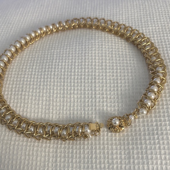 None Jewelry - Luxurious Gold and Pearl Chain Necklace